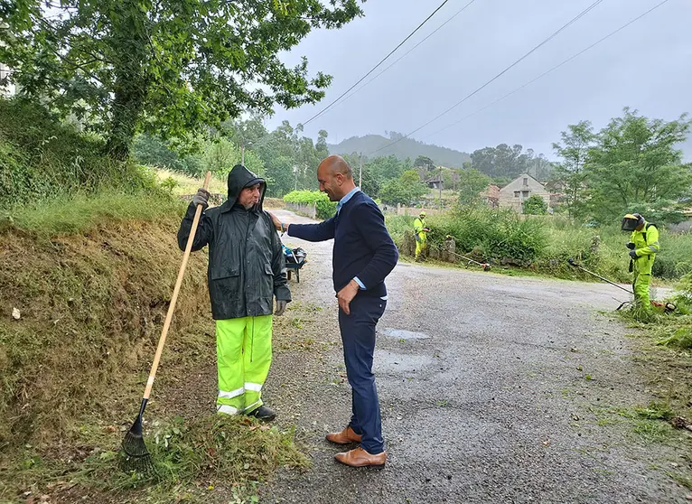 El alcalde, Alejandro Lorenzo,visitando a los trabajadores.