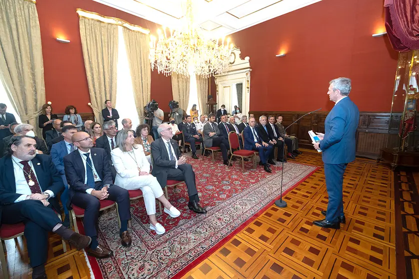 O presidente da Xunta, Alfonso Rueda, acompañado polo conselleiro de Facenda e Administración Pública, Miguel Corgos, participa na recepción conmemorativa do 20 aniversario da promulgación do Estatuto de Capitalidade de Santiago de Compostela, Santiago de Compostela.