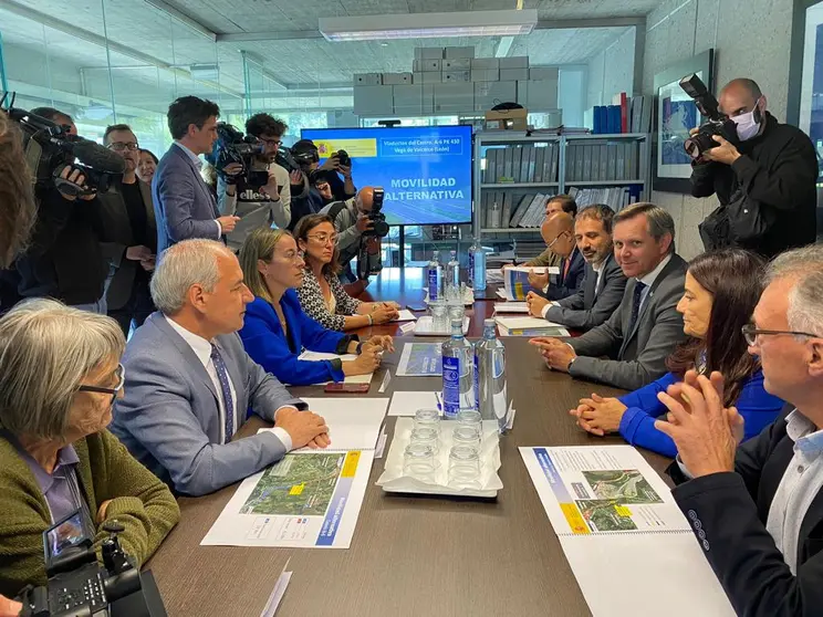 La conselleira de Infraestructuras y Movilidad, Ethel Vázquez, junto con la consejera de Movilidad y Transformación Digital de Castilla y León, María González; el delegado territorial de la Xunta en Lugo, Javier Arias; y el director de la Agencia Gallega de Infraestructuras, Francisco Menéndez; participó en la reunión convocada por el Ministerio de Transportes en relación al colapso del viaducto de la A-6.