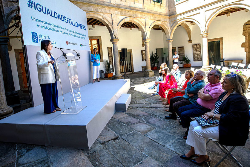 A conselleira de Promoción do Emprego e Igualdade, María Jesús Lorenzana, presenta xunto coa Asociación da Periodistas de Galicia (APG) a campaña #IgualdadeFollowers 2022.