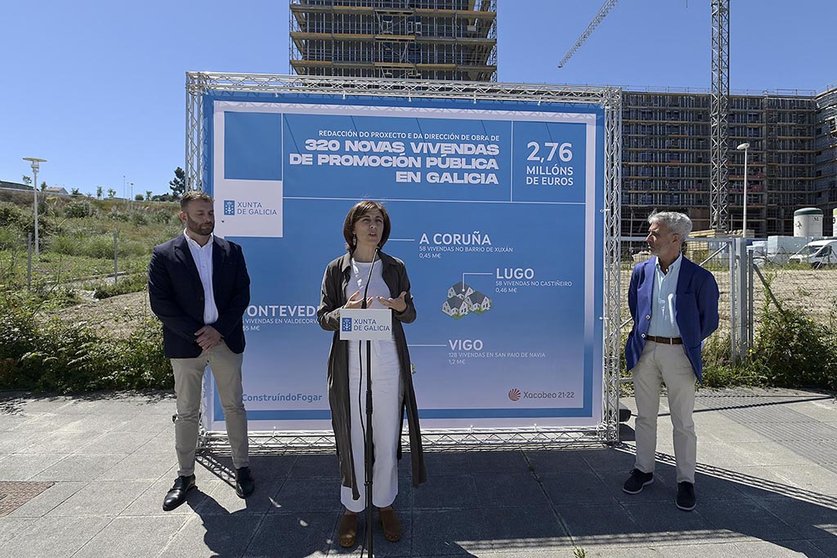 A conselleira de Medio Ambiente, Territorio e Vivenda, Ángeles Vázquez, acompañada do delegado territorial da Xunta na Coruña, Gonzalo Trenor, visita o barrio de Xuxán.