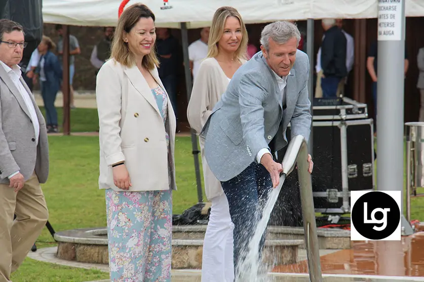 Rueda comprueba el agua de una de la pozas del Espacio Lúdico Termal de Salvaterra. ROBERTO LEDO.