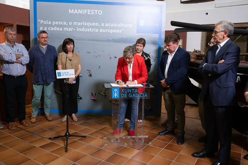 A conselleira do Mar, Rosa Quintana, acompañada polo director xeral de Pesca, Acuicultura e Innovación Tecnolóxica, Antonio Basanta, e por representantes dos distintos sectores do mar de Galicia, participa no acto de sinatura do Manifesto en defensa da pesca, o marisqueo, a acuicultura e a cadea mar-industria europeas. Na sala de Pesca do Museo do Pobo Galego.. Duse lectura pública do manifesto e procederase á súa sinatura.
