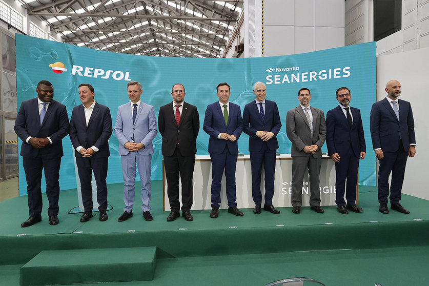 O vicepresidente primeiro e conselleiro de Economía, Industria e Innovación, Francisco Conde, asistiu esta mañá en Ferrol ao acto de firma do acordo de colaboración entre Repsol e Navantia Seanergies.