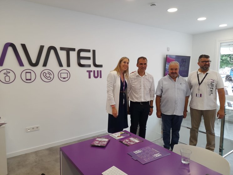 Representante de Avatel, el alcalde y empresarios de Tui.