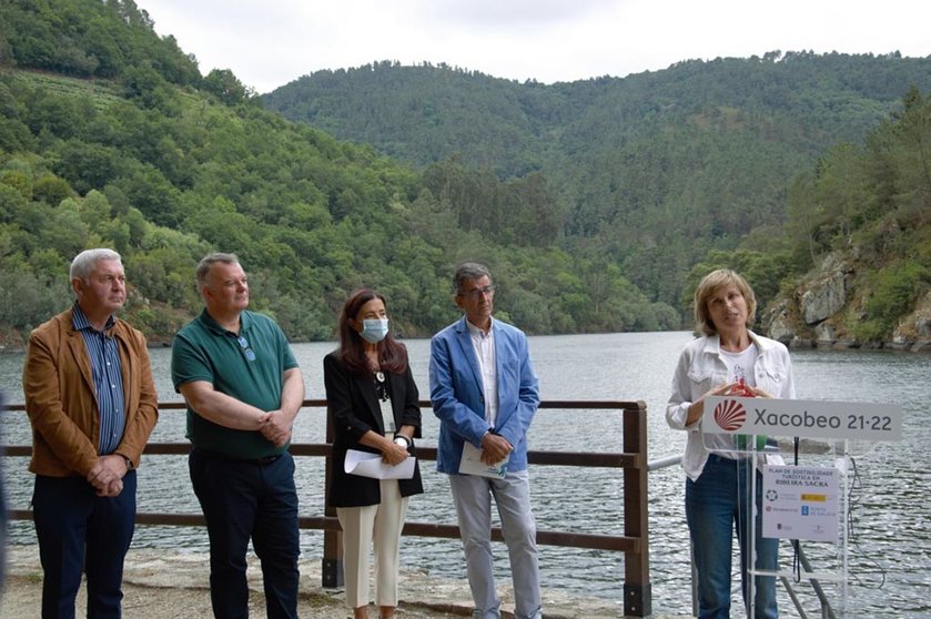 O acto, no que se deron a coñecer o servizo de lanzadeira Escairón-Praia da Cova, o manual de turismo responsable para visitantes e o portal de gobernanza participativa, contou coa participación da directora de Turismo de Galicia, Nava Castro.