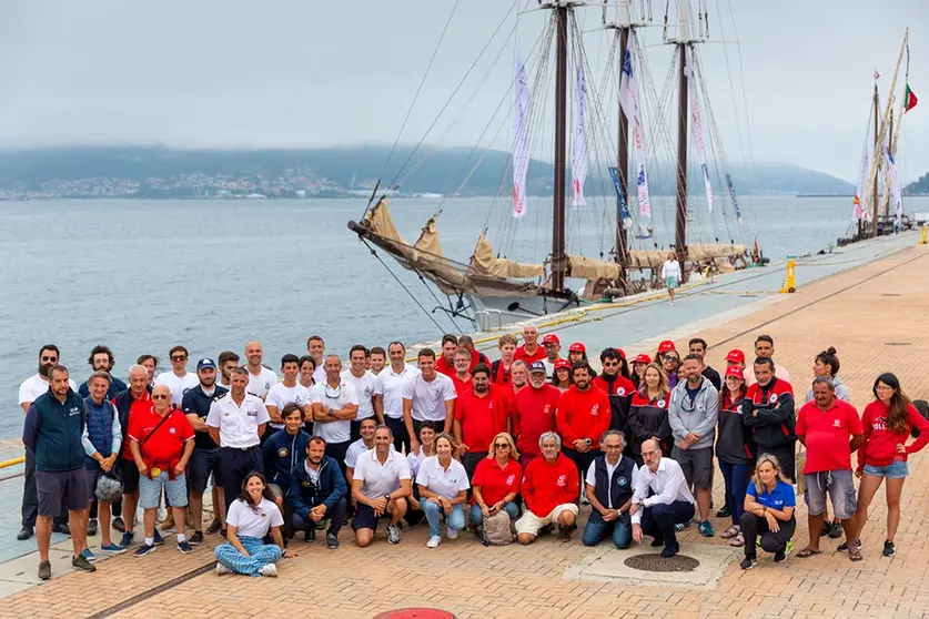 Marta Fernández Tapias entrega las compostelas a los patrones de los barcos de la Iacobus Maris tras finalizar la Ruta Xacobea.