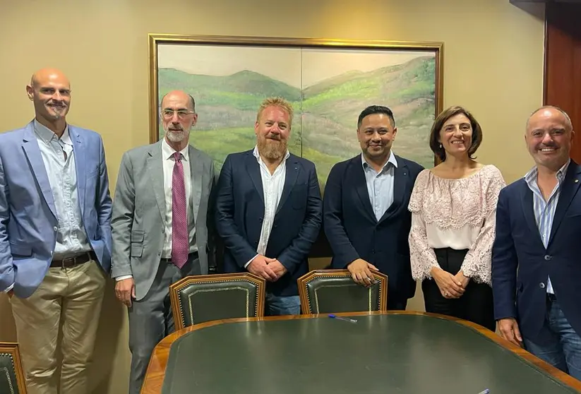 La conselleira Ángeles Vázquez y los representantes de las empresas.