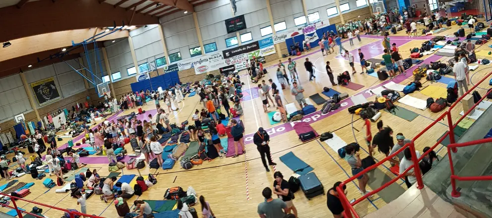 Os mozos que participan na Peregrinación Europea de Jóvenes (PEJ) que reunirá en Compostela a 11.000 mozos e mozas de toda Europa esta semana, pasaron a noite no polideportivo do Porriño.