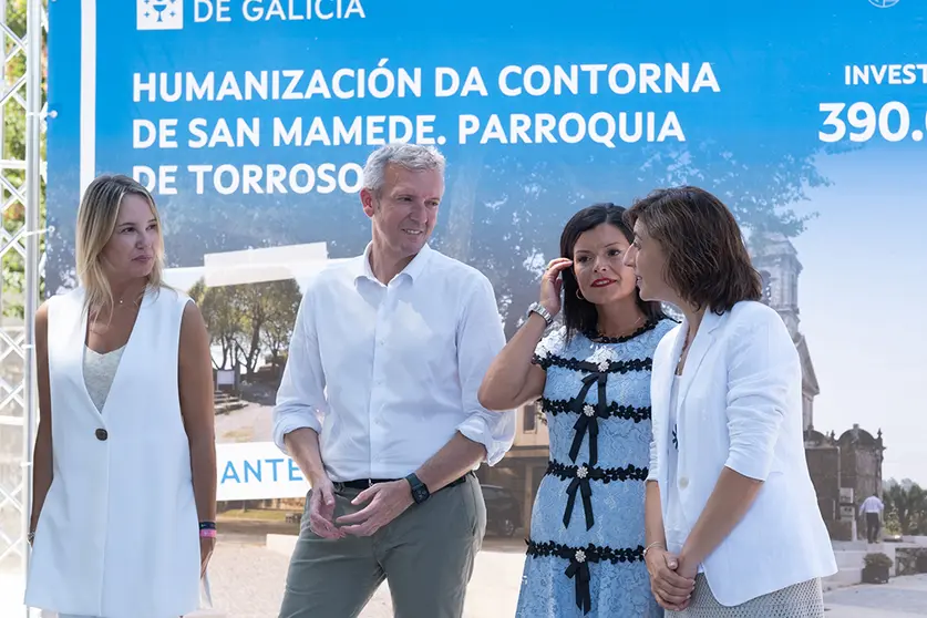 O presidente da Xunta, Alfonso Rueda, acompañado da conselleira de Medio Ambiente, Territorio e Vivenda, Ángeles Vázquez, inaugura as obras de humanización na contorna da igrexa de San Mamede de Torroso realizadas ao abeiro do Plan Hurbe. Mos, 01/08/22.