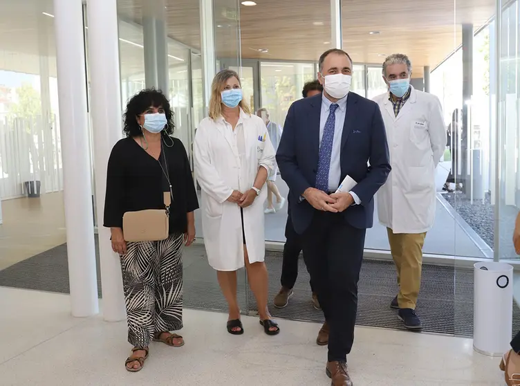 El conselleiro de Sanidad, Julio García Comesaña, visitó hoy el centro de salud de A Estrada, tras recibir el premio al mejor equipo de enfermería de España por parte del Consejo General de Enfermería.