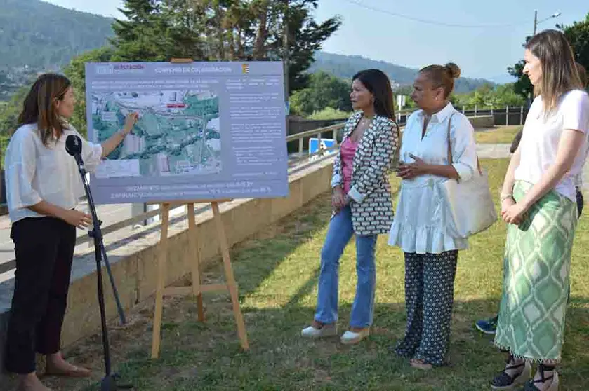 A alcaldesa de Mos, Nidia Arévalo, la presidenta da Deputación, Carmela Silva (esq.), e a deputada Victoria Alonso (dta.).