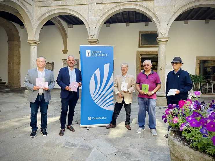Nesta presentación, celebrada no Pazo de San Roque, acompañáronos o crítico literario Armando Requeixo, quen conduciu o acto, Francisco Fernández, profesor e académico da lingua galega, e Ramón Lorenzo, profesor e investigador do Instituto da Lingua Galega (ILG).