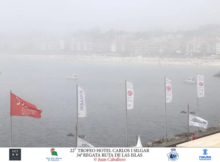 Una densa niebla cubría Sanxenxo.