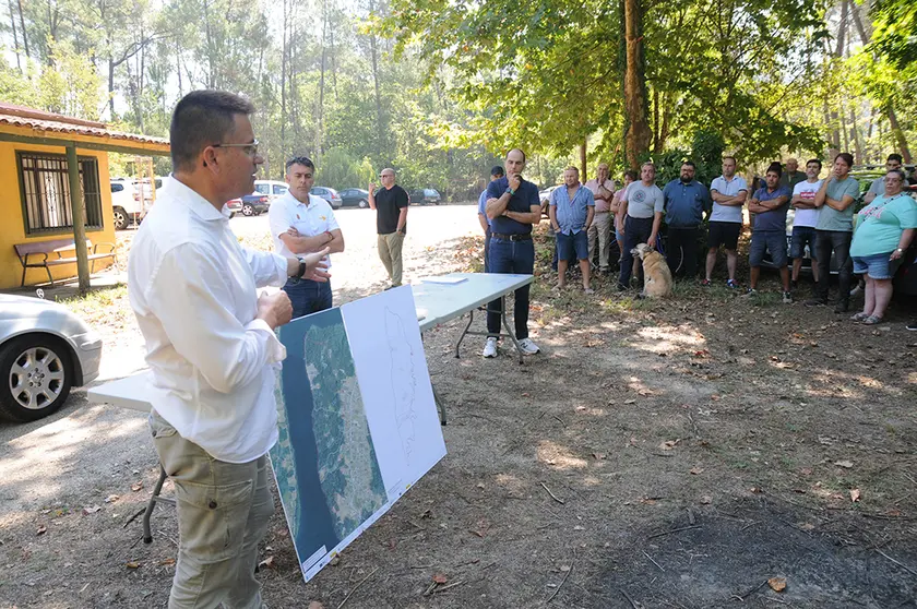 O conselleiro do Medio Rural visitou hoxe a zona na que se situará o futuro polígono agroforestal de Castrelo de Miño, orientado ao cultivo de viñedo para a DO Ribeiro.