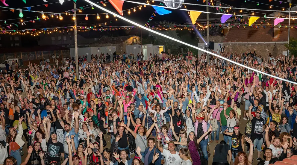 El público en el recinto amurallado de Salvaterra.