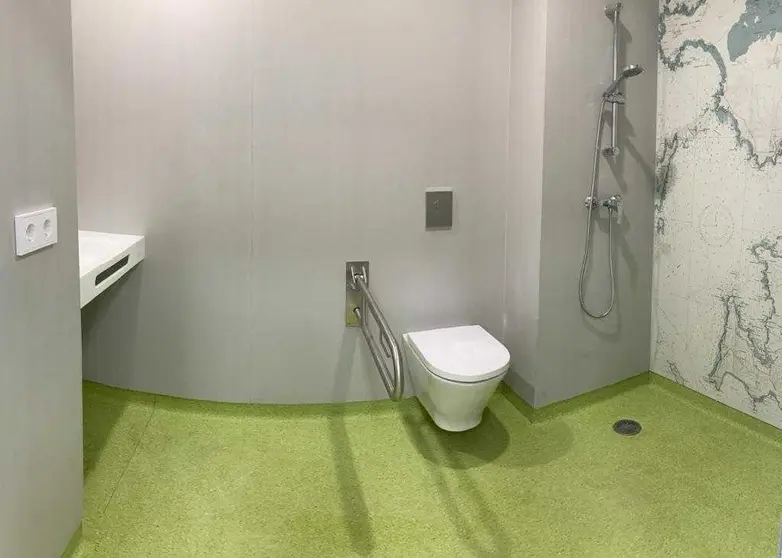 Los lavabos estarán equipados con ducha, barra de apoyo, cadera, espejo mural, inodoro y lavabo hechos con materia prima de nueva generación ‘Solid Surface', más continua y homogénea que la loza habitual.