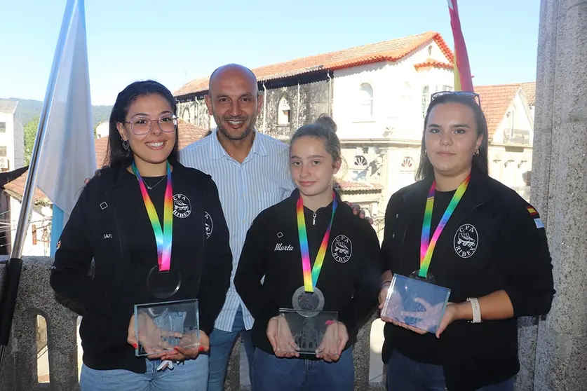 Sara, Tania e Marta co alcalde porriñés, Alejandro Lorenzo.