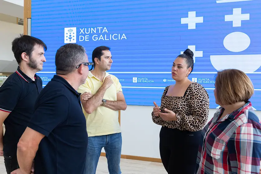 El director de Industrias Culturales, Jacobo Sutil, recibió a la cantautora Sheila Patricia con motivo de su selección dentro del programa oficial de la 28ª Worldwide Music Expo en la capital portuguesa, donde viajará con la colaboración del Gobierno gallego.