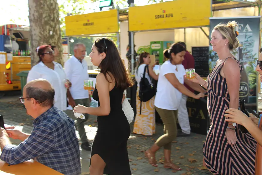 El público consumía sidra con cierta familiaridad con esta bebida. ROBERTO LEDO. ARCHIVO DL-G.