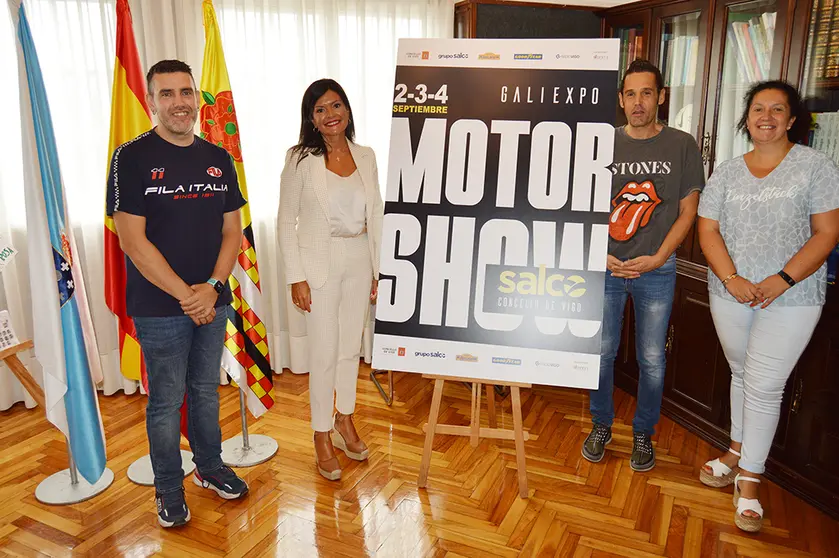 A alcaldesa e a concelleira xunto co organizador.