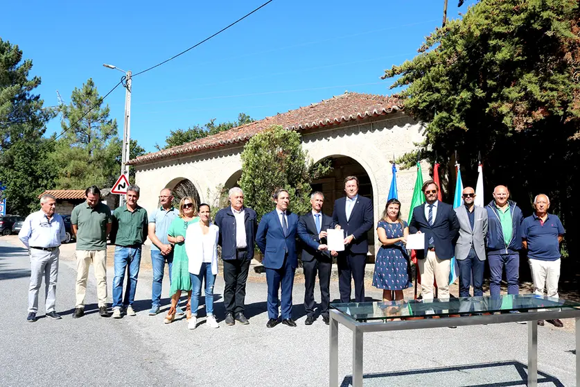 Os autarcas solicitam que a concretização da ligação do IC28 à fronteira da Madalena e a Celanova seja realizada com brevidade.