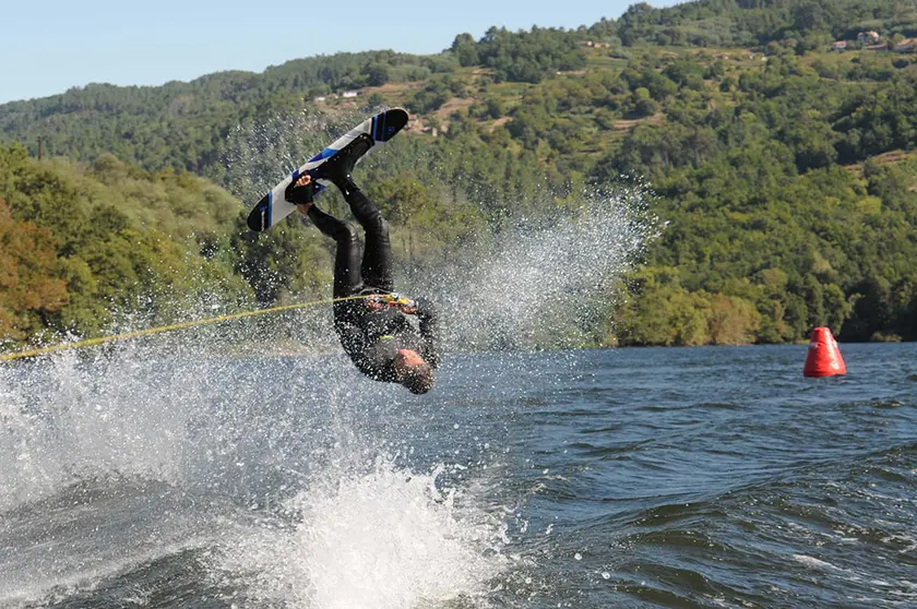 El campeon de España Alvaro Montes, gran favorito en el Ibérico de Esqui Nautico en Cortegada. JACOBO PEREIRA.