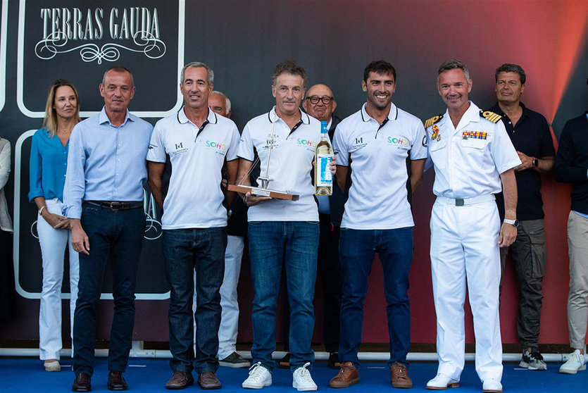Javier Bandera y parte de su tripulación recogieron el premio al mejor barco. LALO R. VILLAR.