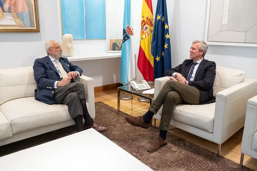 O presidente da Xunta, Alfonso Rueda, se reúne con el director do Instituto de Estudios Gallegos Padre Sarmiento, Eduardo Pardo de Guevara, en su despacho de Edificio Administrativo de San Caetano. Santiago de Compostela.