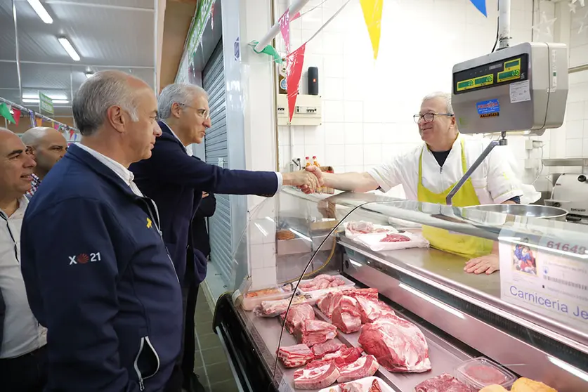 El vicepresidente primero y conselleiro de Economía, Industria e Innovación, Francisco Conde, informó del nuevo programa, dotado con 870.000 euros, en una visita al mercado de Vilanova de Arousa.