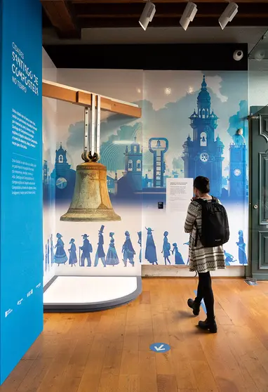 Organizada por la Xunta y La Fundación y comisariada por Manuel Gago, la muestra exhibe piezas históricas y valiosa documentación.