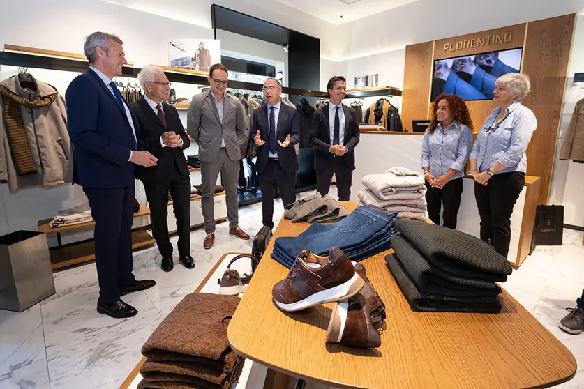 O titular da Xunta, Alfonso Rueda, acompañado polo conselleiro de Cultura, Educación, Formación Profesional e Universidades, Román Rodríguez, participa en la presentación de la nueva colección de la marca Florentino.