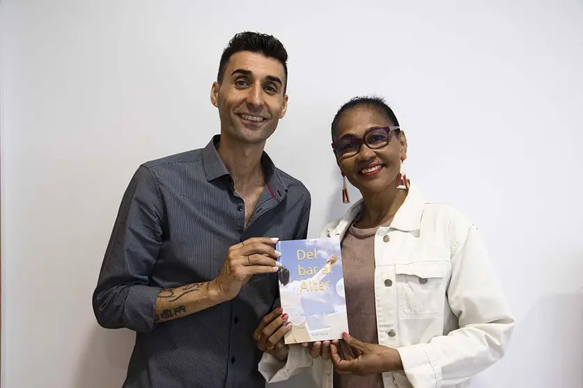 Rubén de Lis, junto a su esposa, muestra un ejemplar de su primer libro.