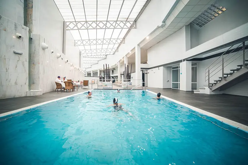 Los expertos médicos destacan los beneficios de la balneoterapia para abordar la insuficiencia venosa crónica.