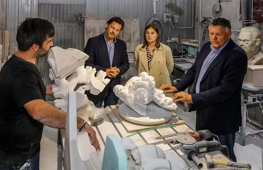 O secretario xeral da Emigración, Antonio Rodríguez Miranda, o alcalde de Sanxenxo, Telmo Martín, e a concelleira de Facenda, Paula Martínez, visitaron hoxe o obradoiro do artista.