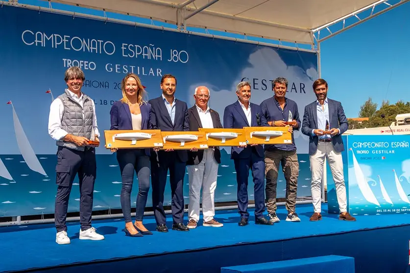 Las autoridades asistentes al acto posan con los trofeos del campeonato. © CLARA GIRALDO.