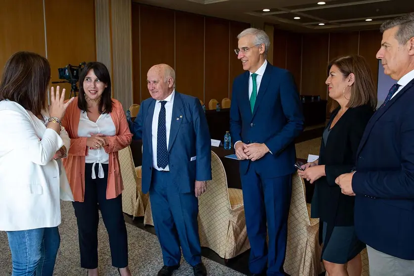 O vicepresidente primeiro e conselleiro de Economía, Industria e Innovación, Francisco Conde, e a conselleira de Promoción do Emprego e Igualdade, María Jesús Lorenzana, participan na presentación do Informe Galego do Traballo Autónomo da Asociación Intersectorial e Interterritorial de Autónomos e Pequenas Empresas de Galicia (APE Galicia).
