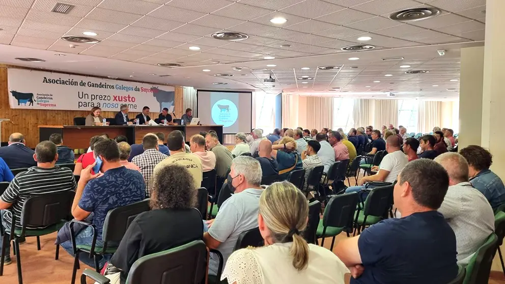 O conselleiro do Medio Rural e o director xeral de Gandaría, Agricultura e Industrias Agroalimentarias reuníronse coa Asociación de Gandeiros Galegos da Suprema.