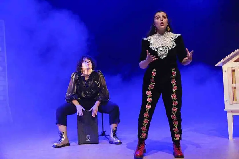 Em Massa Mãe encontramos uma gaiata a esmiuçar parte da sua identidade – a que está bordada com corações minhotos.