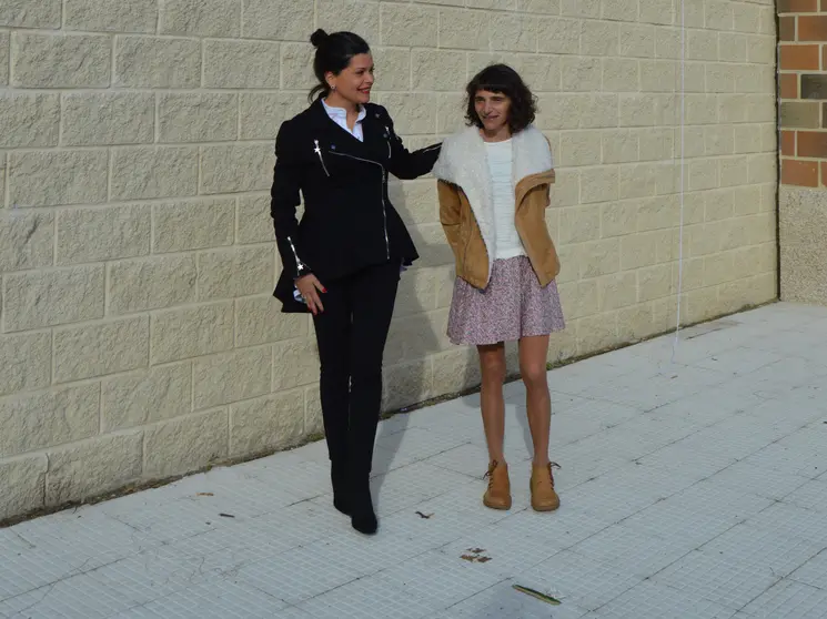 La atleta Sole Castro y la alcaldesa de Mos, Nidia Arévalo.