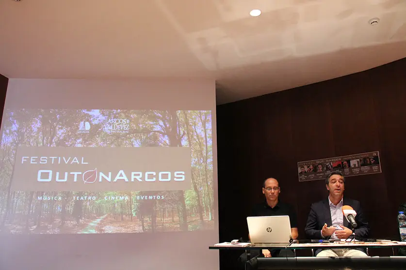 O presidente, Jo&atilde;o Manuel Esteves e o director da Casa das Artes, Nuno Soares.