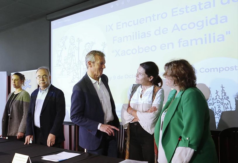 El presidente del Gobierno gallego asiste al IX Encuentro Estatal de Familias de Acogida que se celebra este fin de semana en Santiago.