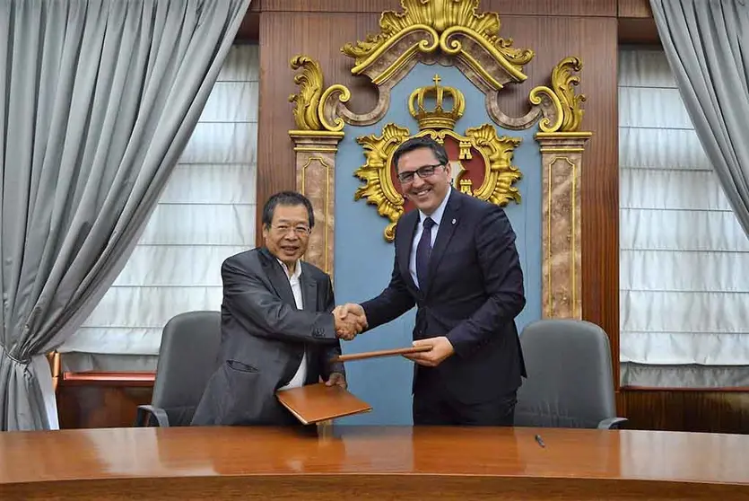 O presidente da Câmara Municipal de Esposende, Benjamim Pereira e Já Ye Ping Chow, presidente da Direção da Câmara de Comércio de Pequenas e Médias Empresas Portugal-China.