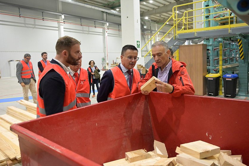 El conselleiro del Medio Rural visitó este mediodía la empresa Xilonor, situada en el ayuntamiento coruñés de Coirós y dedicada a la producción de madera contralaminada.