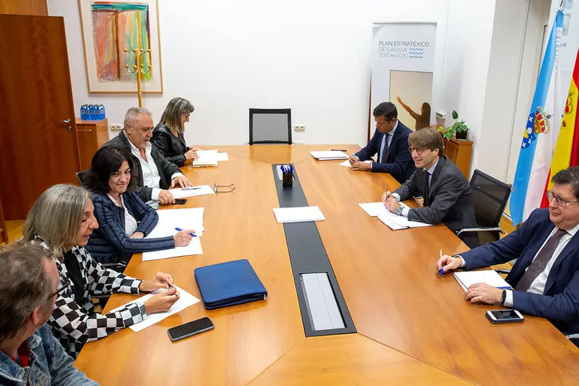 El Conselleiro de Hacienda y Administración Pública, Miguel Corgos, se reunió hoy con representantes de las organizaciones sindicales y de la Confederación de Empresarios de Galicia para avanzarles las principales líneas de actuación de los Presupuestos del próximo año.