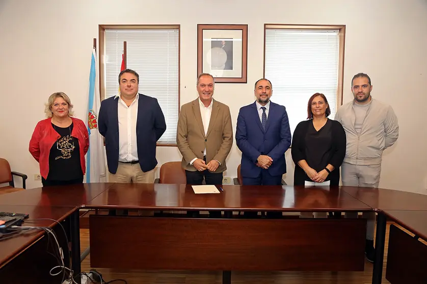 Durante el acto de firma, en el que también estuvo presente el gerente del área sanitaria de Pontevedra y O Salnés, José Flores Arias, el conselleiro de Sanidad agradeció al alcalde Agustín Reguera las facilidades y agilidad en los trámites.