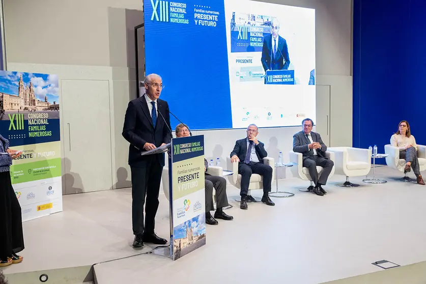 El vicepresidente primero y conselleiro de Economía, Industria e Innovación, Francisco Conde, asistió hoy en Santiago de Compostela al XIII Congreso Nacional de la Federación Española de Familias Numerosas.