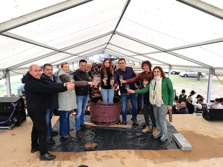 La presidenta de la DO Monterrei, Lara Da Silva y el conselleiro de Medio Rural, José González, junto con otras personas vinculadas a esta DO.
