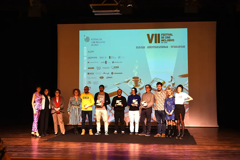 Galardoados. Na foto de esquerda a dereita:  Cristina Maró, presentadora; Teresa Barberena, co-directora do Festival; Kraken Film (nai de Fernando Tato); Elena Ocampo e Javier Álvarez directores de 'Alborada'; Paniagua, webserie; Al Díaz (productor de A diente de perro), BFlecha (compositora Tatuado); Javier Álvarez Solís (La palabra maldita) e os membros do
xurado: Dani Lorenzo, Bea Saiáns e Arantxa Treus.