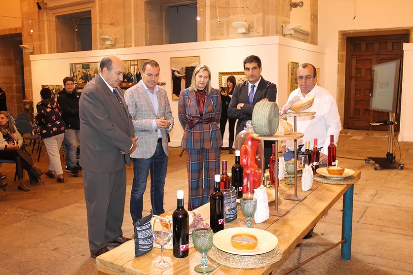 Xantar se presentó esta mañana en la sede de la Diputación de Zamora en un acto en el que ejerció de anfitrión el presidente provincial, Francisco José Requejo, acompañado por el diputado de Agricultuta, Ángel Sánchez. La participación Ourensana corrió a cargo del director gerente de Expourense y director de Xantar, Rogelio Martínez, que estuvo arropado por el delegado territorial de la Xunta de Galicia en Ourense, Gabriel Alén, y la gerente del INORDE, Emma González.